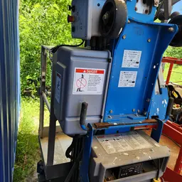 2018 Genie AWP-30SDC Pusharound Lift